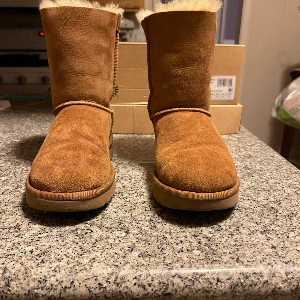 Ugg Woman Size 5 Bow Boots